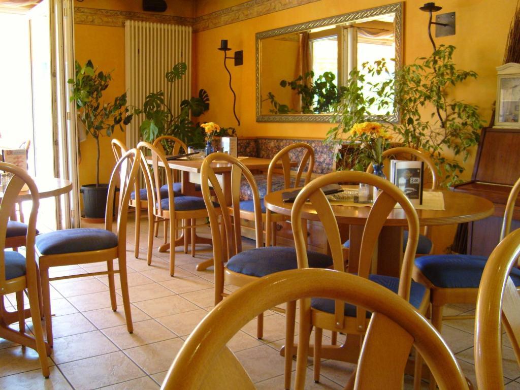 Stadtcafe Pension Grünstadt Екстериор снимка